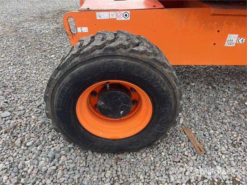 SkyJack SJ46AJ 4WD Diesel Articulating Boom Lift Kuukulkijat