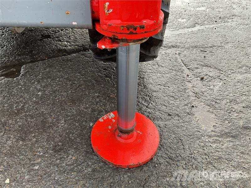 SkyJack SJ6826 RT Scissor lifts