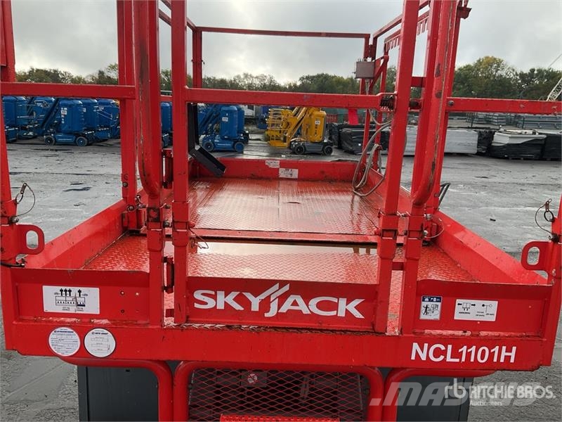 SkyJack SJ6826 RT Scissor lifts