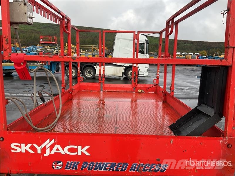 SkyJack SJ6826 RT Scissor lifts