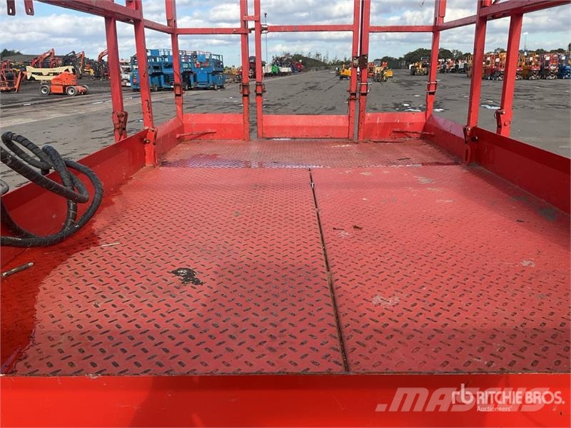 SkyJack SJ6832 4x4 Diesel Scissor Lift Ollós emelők