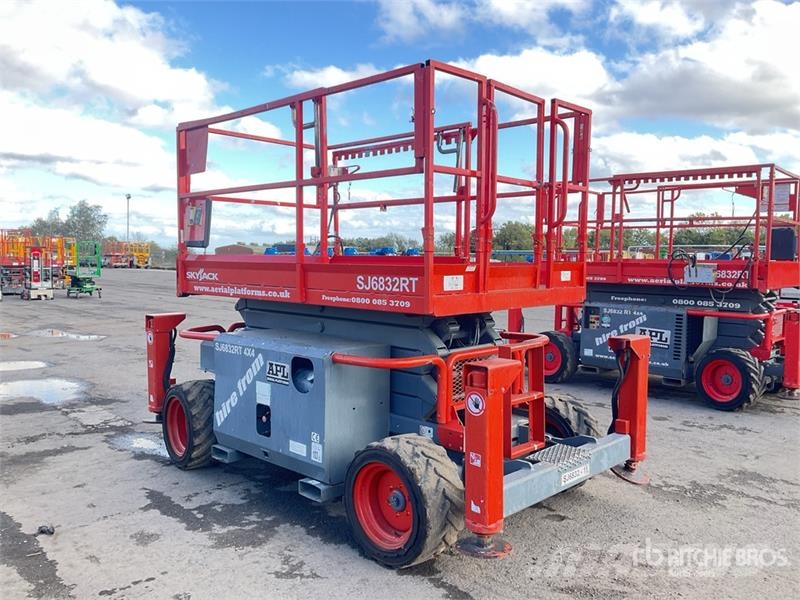 SkyJack SJ6832 4x4 Diesel Scissor Lift Scissor lifts
