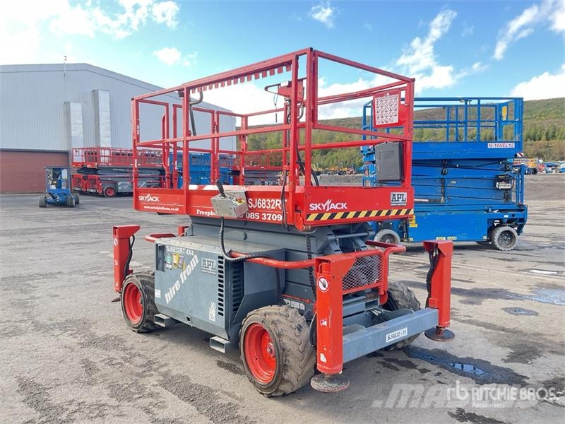 SkyJack SJ6832 4x4 Diesel Scissor Lift Scissor lifts