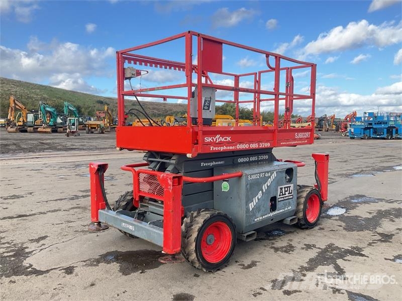 SkyJack SJ6832 4x4 Diesel Scissor Lift Ollós emelők