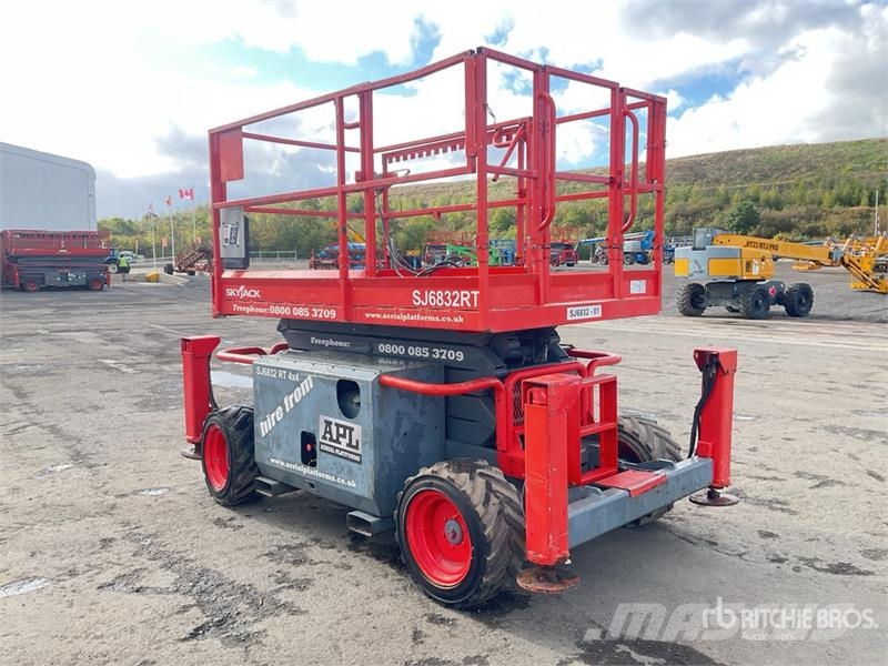 SkyJack SJ6832 4x4 Diesel Scissor Lift Ollós emelők