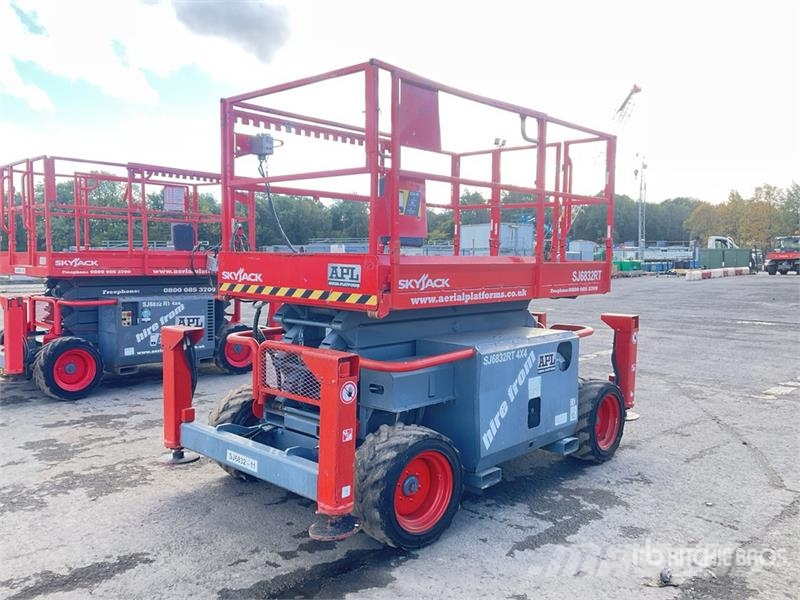 SkyJack SJ6832 4x4 Diesel Scissor Lift Scissor lifts