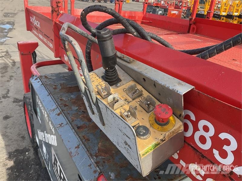 SkyJack SJ6832 4x4 Diesel Scissor Lift Ollós emelők