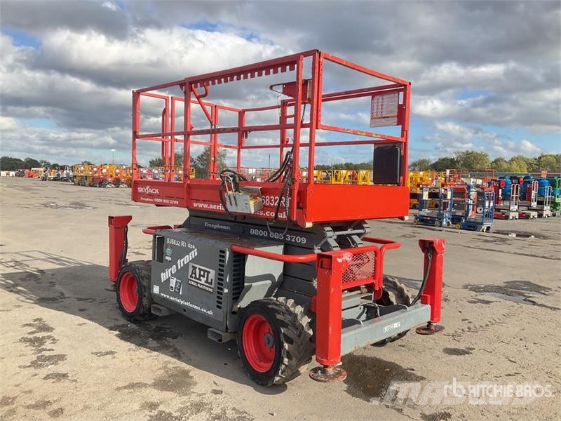 SkyJack SJ6832 4x4 Diesel Scissor Lift Ollós emelők