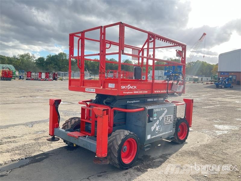 SkyJack SJ6832 4x4 Diesel Scissor Lift Ollós emelők
