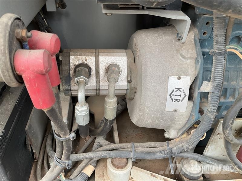 SkyJack SJ6832 RT رافعات مقصية الشكل