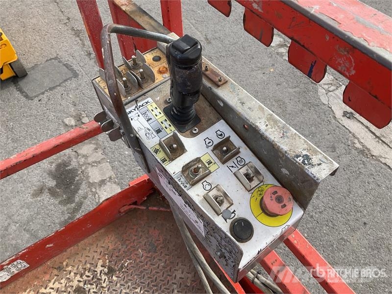 SkyJack SJ6832 RT رافعات مقصية الشكل