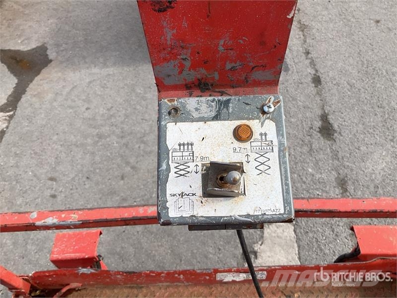 SkyJack SJ6832 RT رافعات مقصية الشكل