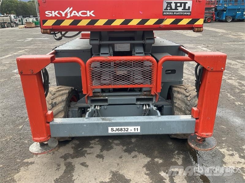 SkyJack SJ6832 RT Schaarhoogwerkers