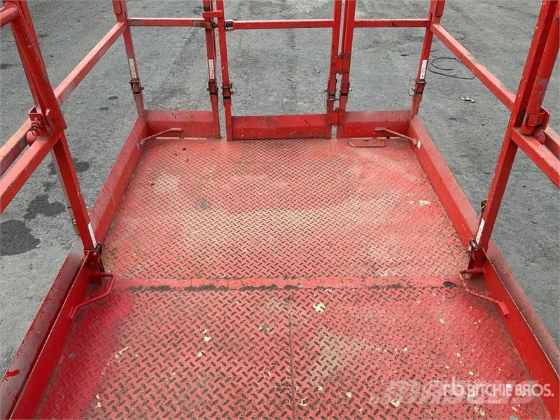 SkyJack SJ6832 RT رافعات مقصية الشكل