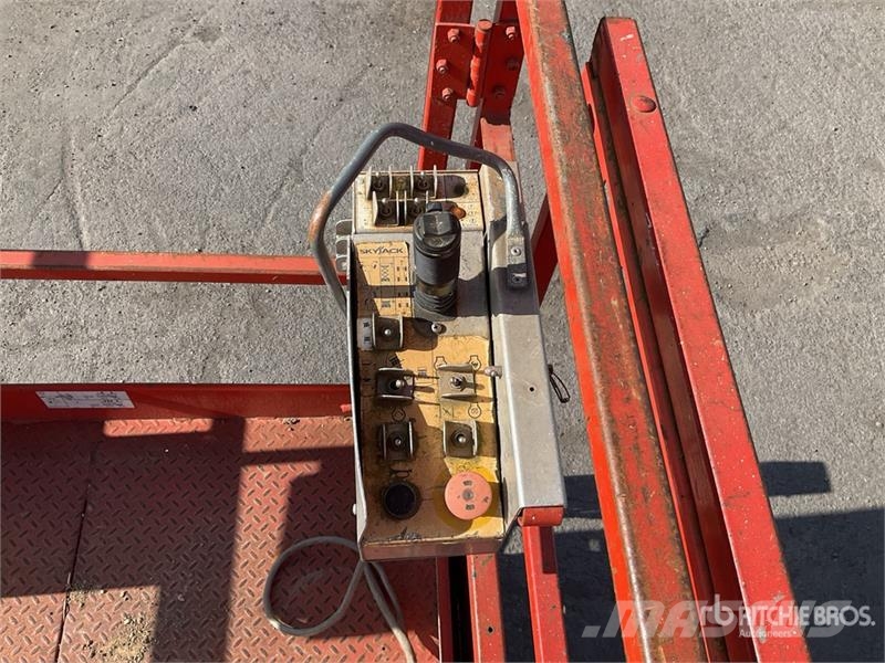 SkyJack SJ6832 RT Piattaforme a pantografo