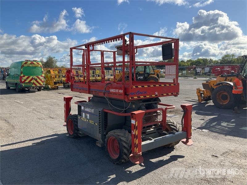 SkyJack SJ6832 RT Piattaforme a pantografo