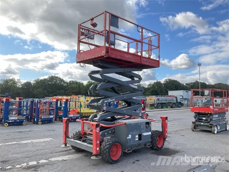 SkyJack SJ6832 RT رافعات مقصية الشكل