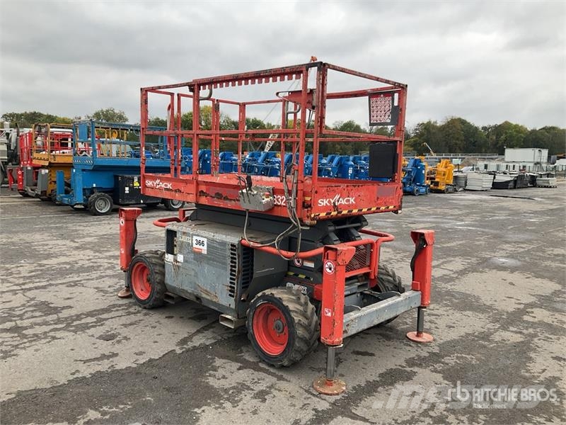 SkyJack SJ6832 RT Saxlifte