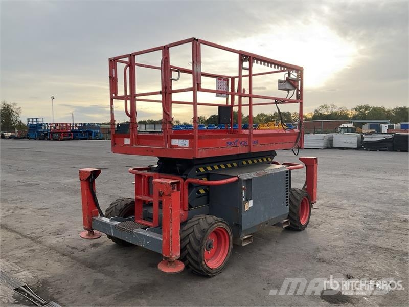 SkyJack SJ6832 RT Scissor lifts