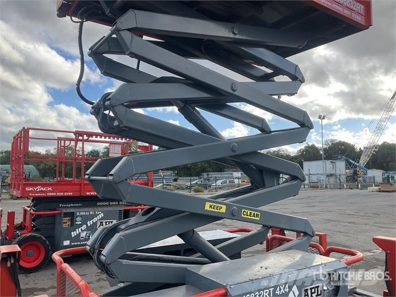 SkyJack SJ6832 RT Schaarhoogwerkers