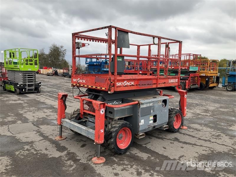 SkyJack SJ6832 RT Saxlifte