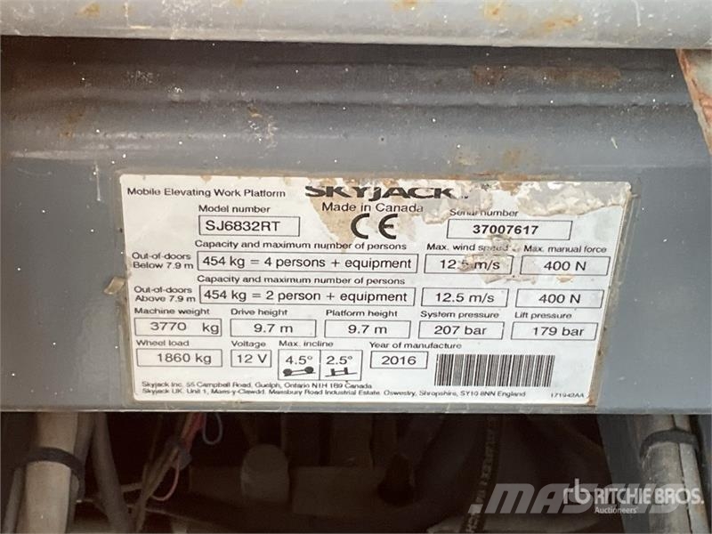 SkyJack SJ6832 RT رافعات مقصية الشكل