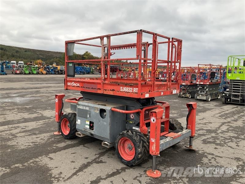 SkyJack SJ6832 RT Saxlifte