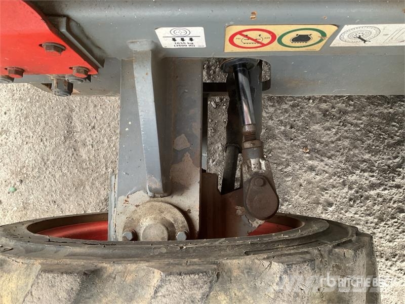 SkyJack SJ6832 RT رافعات مقصية الشكل