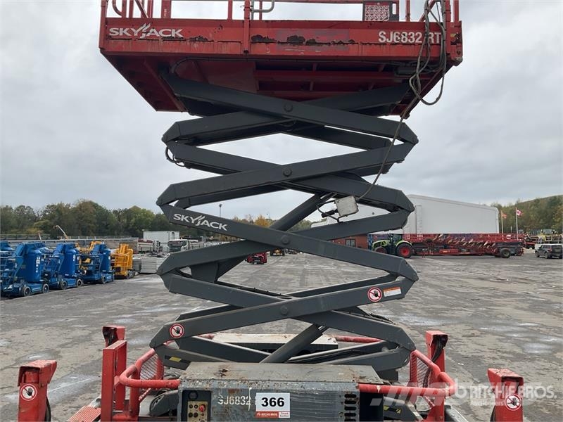 SkyJack SJ6832 RT Saxlifte