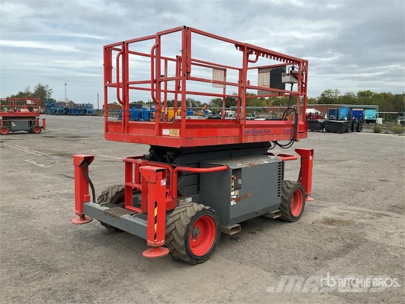 SkyJack SJ6832 RT رافعات مقصية الشكل