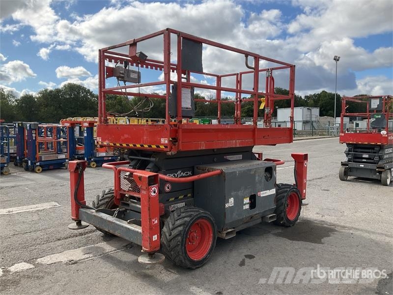 SkyJack SJ6832 RT Scissor lifts