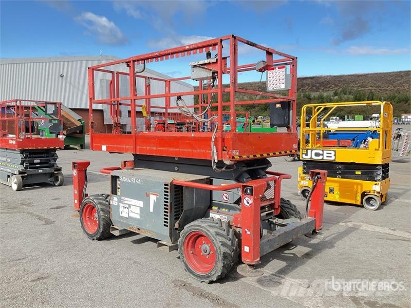 SkyJack SJ6832 RT رافعات مقصية الشكل