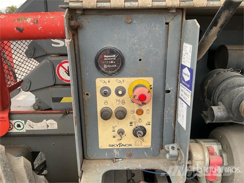 SkyJack SJ6832 RT Saxlifte