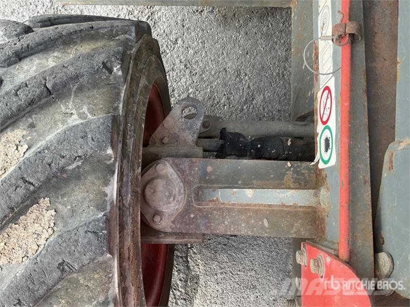SkyJack SJ6832 RT رافعات مقصية الشكل