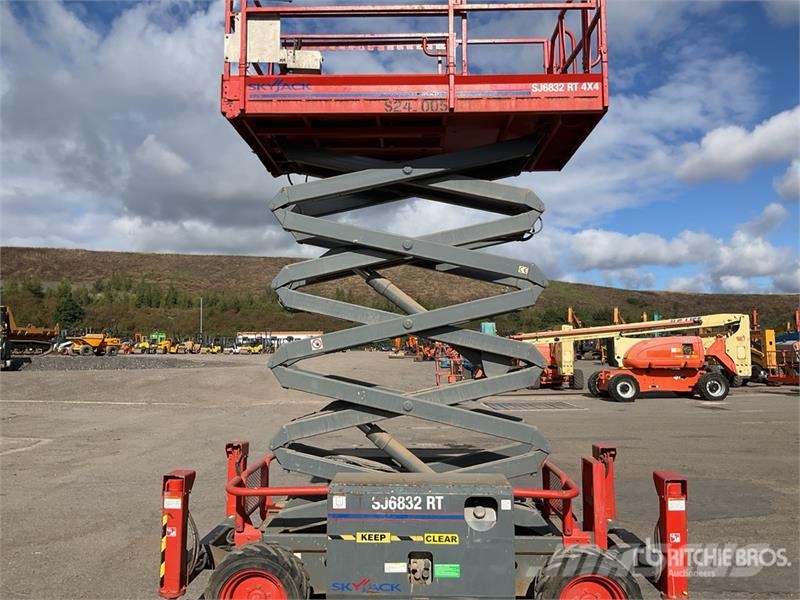SkyJack SJ6832 RT Piattaforme a pantografo