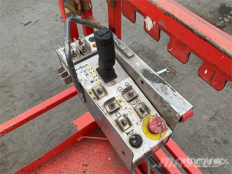 SkyJack SJ6832 RT Scissor lifts