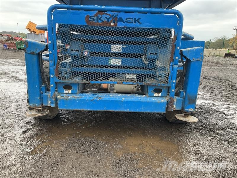 SkyJack SJ8841RT 4x4 Diesel Scissor Lift (Inoperable) Saxlifte