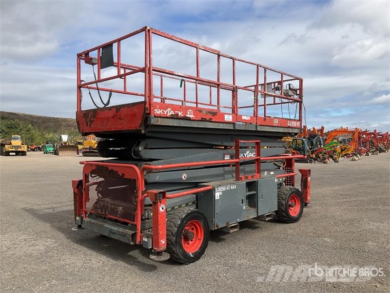 SkyJack SJ9250 4x4 Diesel Scissor Lift رافعات مقصية الشكل