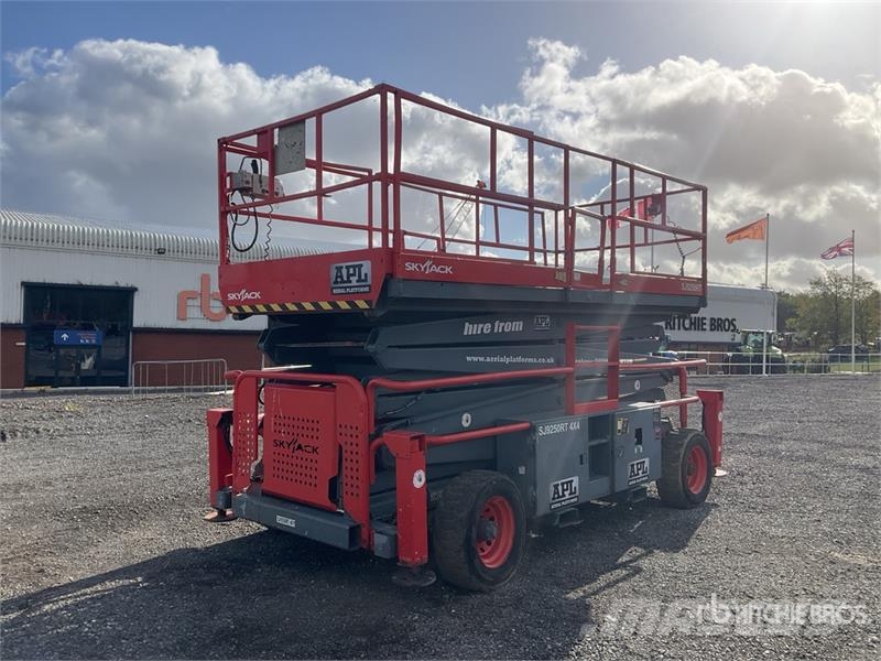 SkyJack SJ9250 4x4 Diesel Scissor Lift Ollós emelők