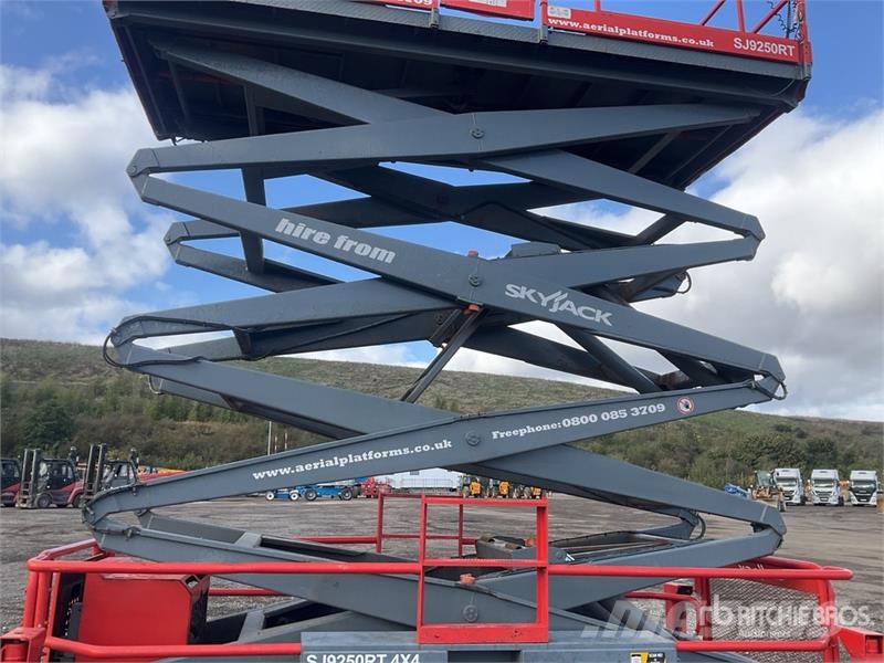 SkyJack SJ9250 4x4 Diesel Scissor Lift Ollós emelők