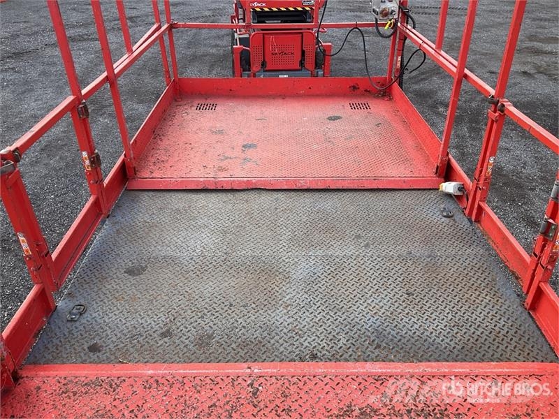 SkyJack SJ9250 4x4 Diesel Scissor Lift Ollós emelők