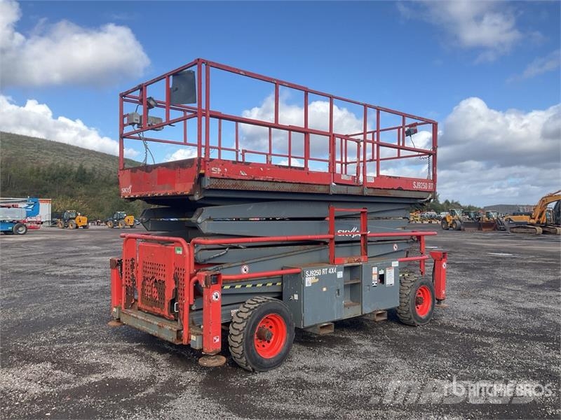 SkyJack SJ9250 4x4 Diesel Scissor Lift Ollós emelők