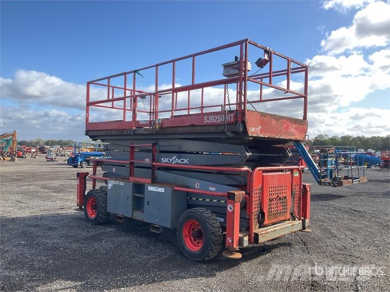 SkyJack SJ9250 4x4 Diesel Scissor Lift Ollós emelők