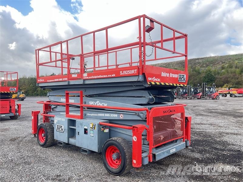 SkyJack SJ9250 4x4 Diesel Scissor Lift Ollós emelők