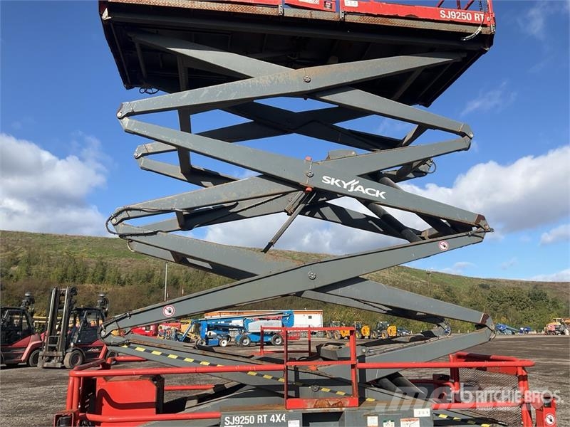 SkyJack SJ9250 4x4 Diesel Scissor Lift Ollós emelők