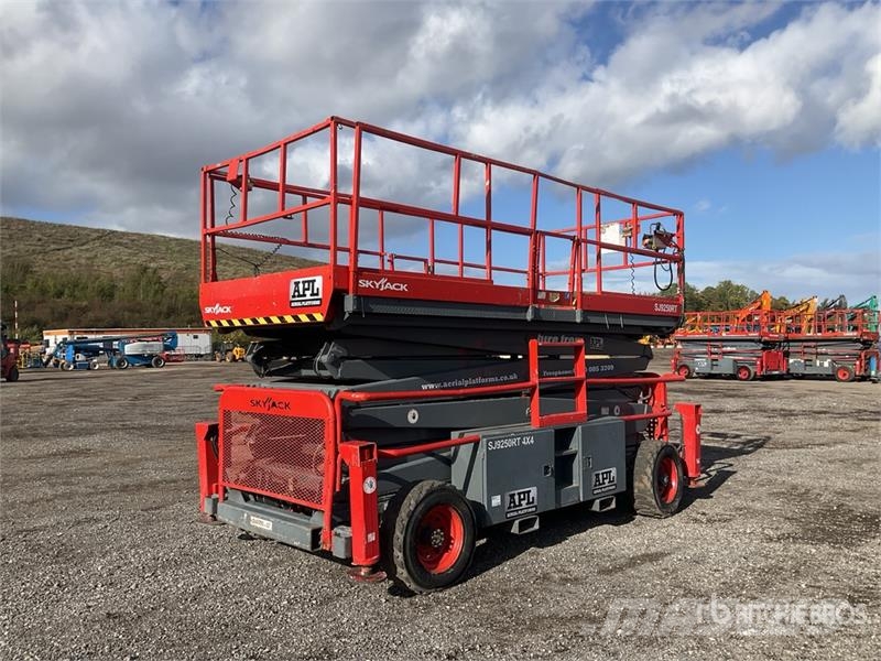 SkyJack SJ9250 4x4 Diesel Scissor Lift Ollós emelők