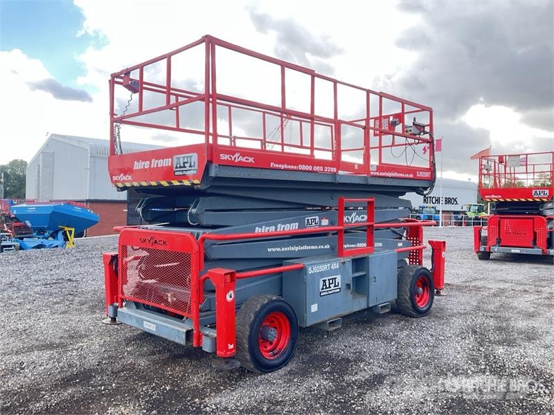 SkyJack SJ9250 4x4 Diesel Scissor Lift Ollós emelők