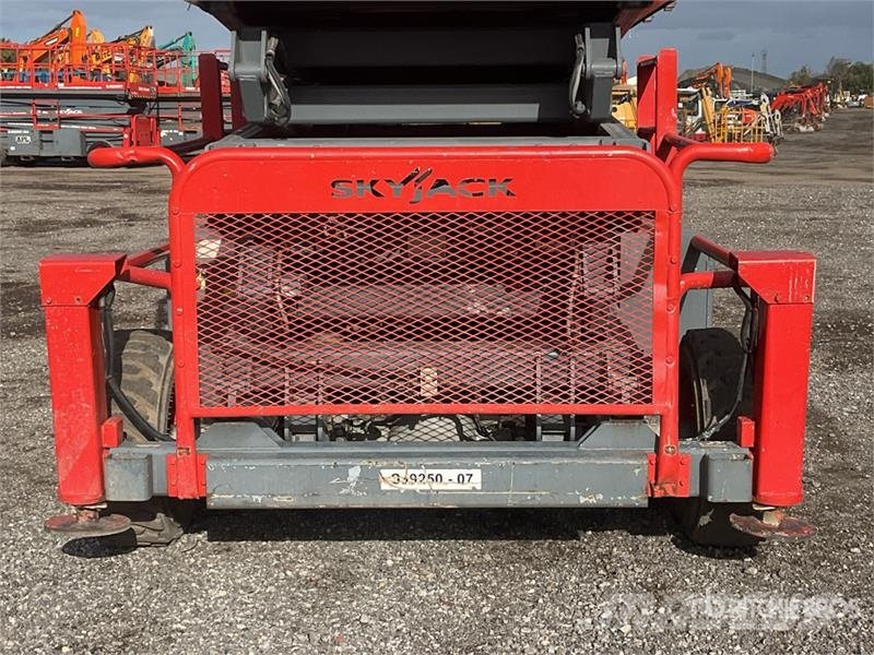 SkyJack SJ9250 4x4 Diesel Scissor Lift Ollós emelők