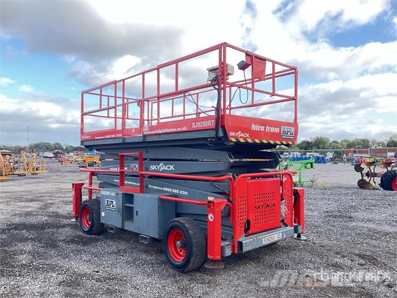 SkyJack SJ9250 4x4 Diesel Scissor Lift Ollós emelők