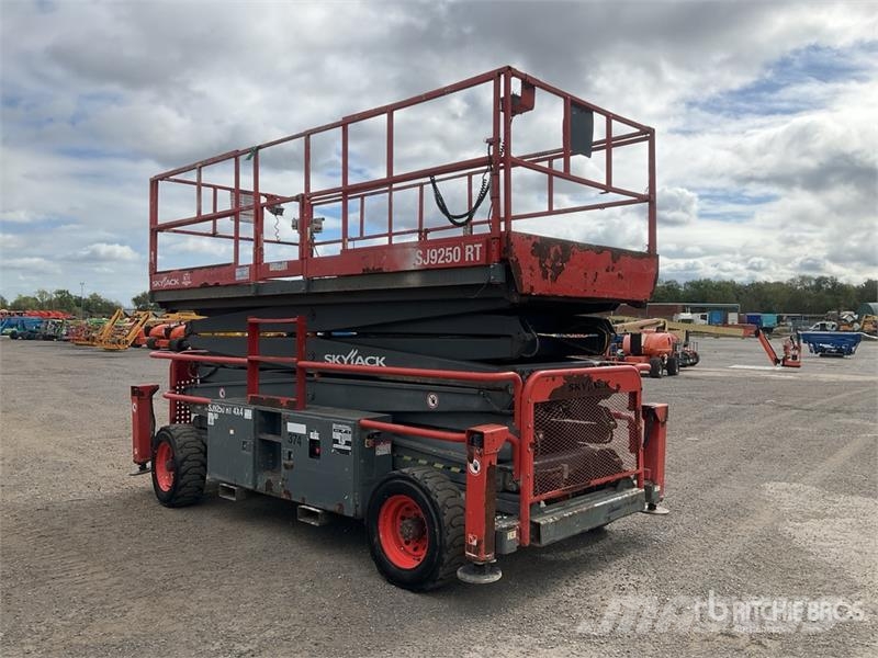 SkyJack SJ9250 4x4 Diesel Scissor Lift رافعات مقصية الشكل